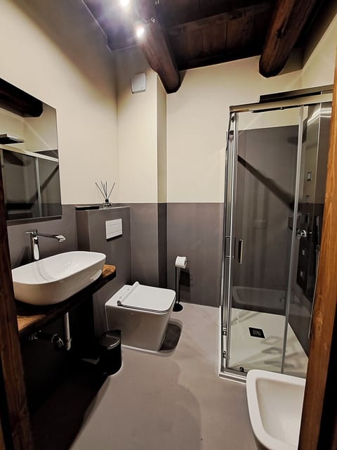 Single Room, Courtyard View | Bathroom | Slippers