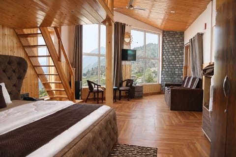 Family Room | In-room safe, desk, laptop workspace, blackout drapes