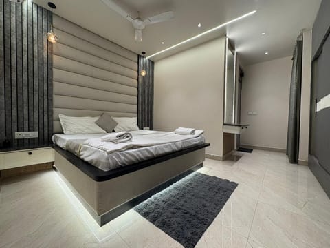 Premium Suite 2BHK Flat With Kitchen | Free WiFi, bed sheets