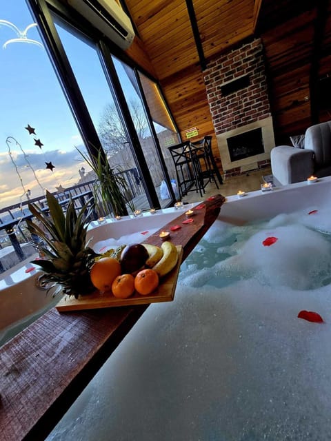 Deluxe Suite, Pool View | Jetted tub
