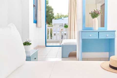 Double Room, Balcony, Courtyard View | In-room safe, free WiFi