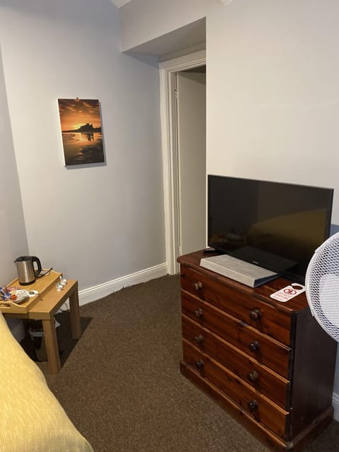 Basic Single Room, Ensuite | Iron/ironing board, free WiFi