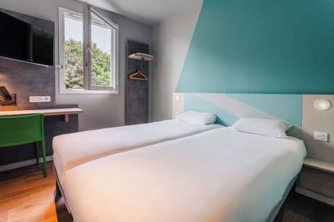 Standard Room, 2 Twin Beds | Free WiFi, bed sheets