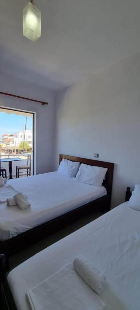 Triple Room | Desk, bed sheets