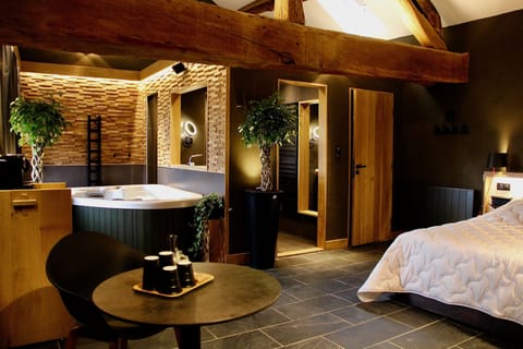 Romantic Suite, 1 King Bed, Hot Tub | Premium bedding, minibar, in-room safe, desk