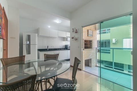 Basic Apartment | Dining