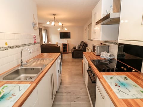 Fridge, cookware/dishes/utensils