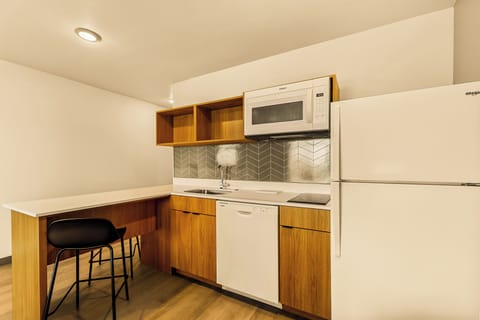 Full-size fridge, microwave, stovetop, dishwasher