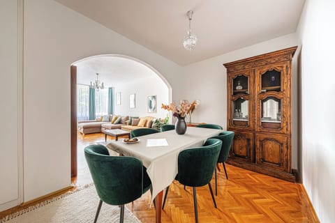 Apartment, 2 Bedrooms | Dining room