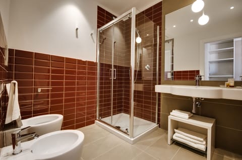 Twin Room, 2 Twin Beds | Bathroom | Rainfall showerhead, free toiletries, hair dryer, bidet