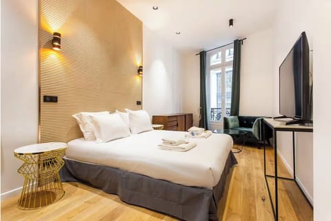 Family Apartment, 5 Bedrooms, City View | Desk, iron/ironing board, free WiFi