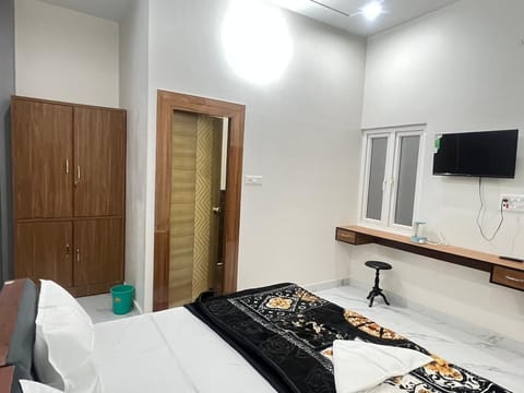 Luxury Single Room | Desk, laptop workspace, free WiFi, wheelchair access