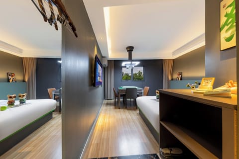 Club Double Room | Desk, laptop workspace, blackout drapes, soundproofing