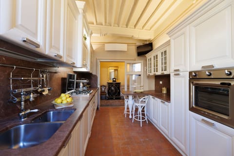 Apartment (3 Bedrooms) | Private kitchen | Fridge, microwave, oven, stovetop