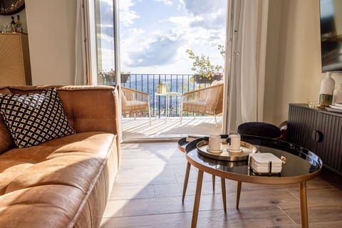 Apartment (3 Bedrooms) | Living room