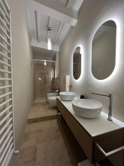Apartment (2 Bedrooms) | Bathroom | Shower, bidet, towels