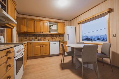 Shared Dormitory, Mixed Dorm | Shared kitchen | Oven, dishwasher, coffee grinder, cookware/dishes/utensils