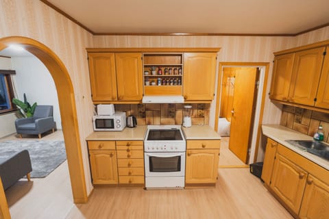 Shared Dormitory, Mixed Dorm | Shared kitchen | Oven, dishwasher, coffee grinder, cookware/dishes/utensils