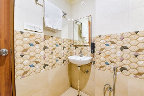 Shower, rainfall showerhead, free toiletries, towels