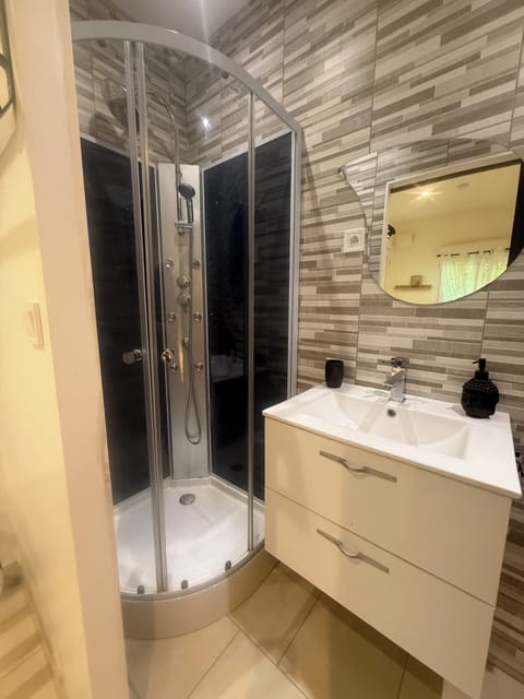 Comfort Double Room, Patio, Lake View | Bathroom