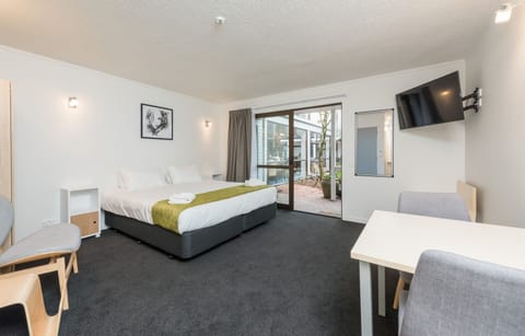 Deluxe King or Twin Studio | Soundproofing, iron/ironing board, WiFi (free), bed sheets