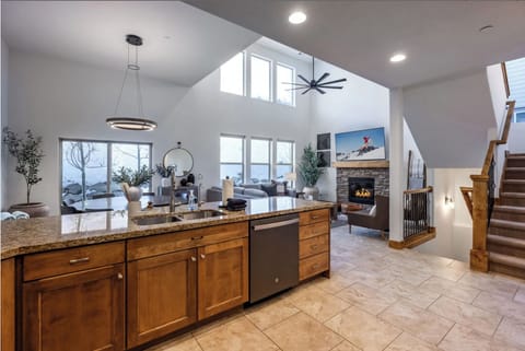 Luxury House, 4 Bedrooms | In-room dining