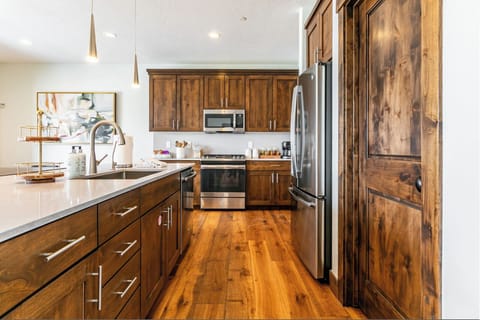 Luxury House, 4 Bedrooms | Private kitchen | Full-size fridge, microwave, oven, stovetop