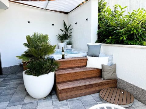 Villa | Outdoor spa tub