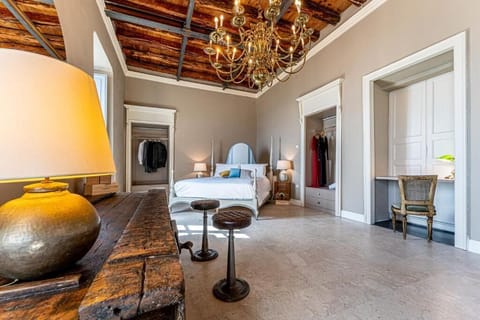 In-room safe, blackout drapes, free WiFi