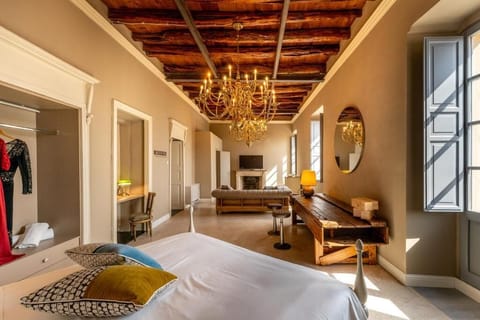 In-room safe, blackout drapes, free WiFi