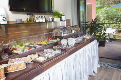 Daily buffet breakfast for a fee