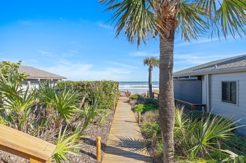 House, 1 King Bed with Sofa bed (Sea Dunes Nautilus B7-B) | Property grounds