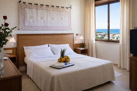 Double Room, Sea View | Minibar, in-room safe, desk, free WiFi