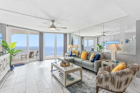 House, Multiple Beds, Ocean View (Daytona White Surf 504-OceanZenn) | Living area