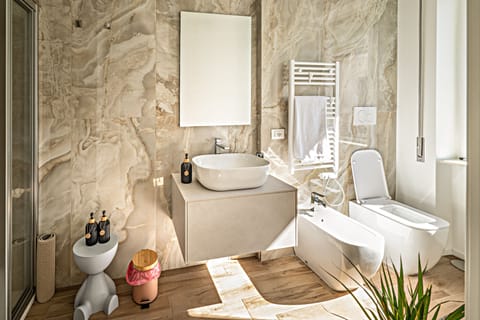 Deluxe Double Room, Balcony, City View | Bathroom