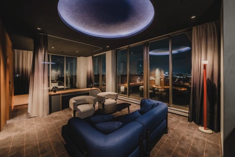 Signature Suite, Balcony, Park View | Hypo-allergenic bedding available, in-room safe, WiFi (free)