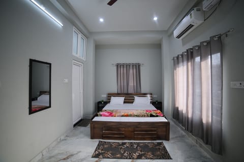 Classic Double Room | Premium bedding, WiFi (free), individually decorated, bed sheets