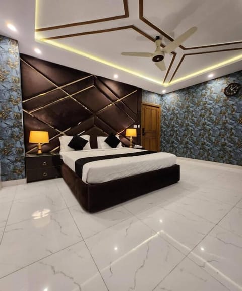 Premium bedding, Select Comfort beds, minibar, laptop workspace