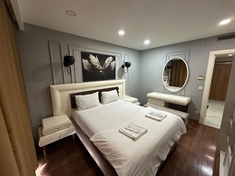 Deluxe Apartment, 3 Bedrooms, Sea View | Desk, laptop workspace, free WiFi