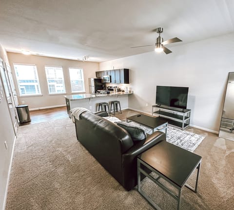 Signature Condo, 2 Bedrooms, Non Smoking, 2 Bathrooms | Living room | 40-inch Smart TV with digital channels, books