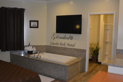 Honeymoon Suite, 1 King Bed, Refrigerator, Ground Floor | WiFi (free)
