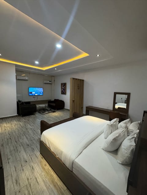Presidential Suite | Desk, laptop workspace, free WiFi