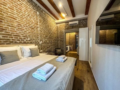 Deluxe Studio Suite, Non Smoking, Private Bathroom | In-room safe, desk, iron/ironing board, free WiFi
