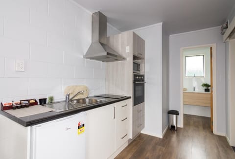 Full-size fridge, microwave, oven, stovetop