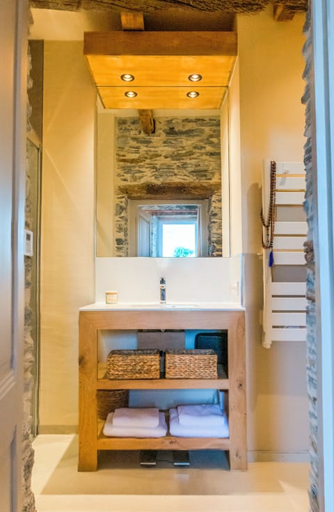 Avel | Bathroom | Free toiletries, hair dryer, towels, soap