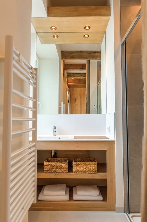 Héol | Bathroom | Free toiletries, hair dryer, towels, soap