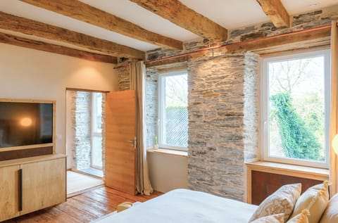 Avel | Premium bedding, memory foam beds, free cribs/infant beds, free WiFi