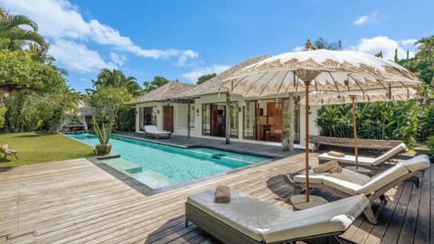 2 outdoor pools