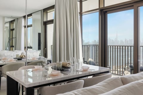 Luxury Apartment, Balcony, Harbor View | Dining