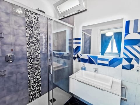 Room, 1 Queen Bed, Private Bathroom, Sea View | Bathroom | Shower, free toiletries, hair dryer, towels